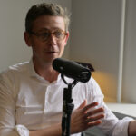 Karsten Lauritzen i studiet, hvor han taler ind i miikrofon under optagelsen af Det du leder efter.