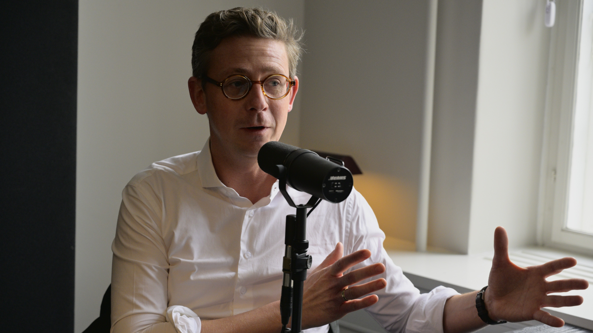 Karsten Lauritzen i studiet, hvor han taler ind i miikrofon under optagelsen af Det du leder efter.