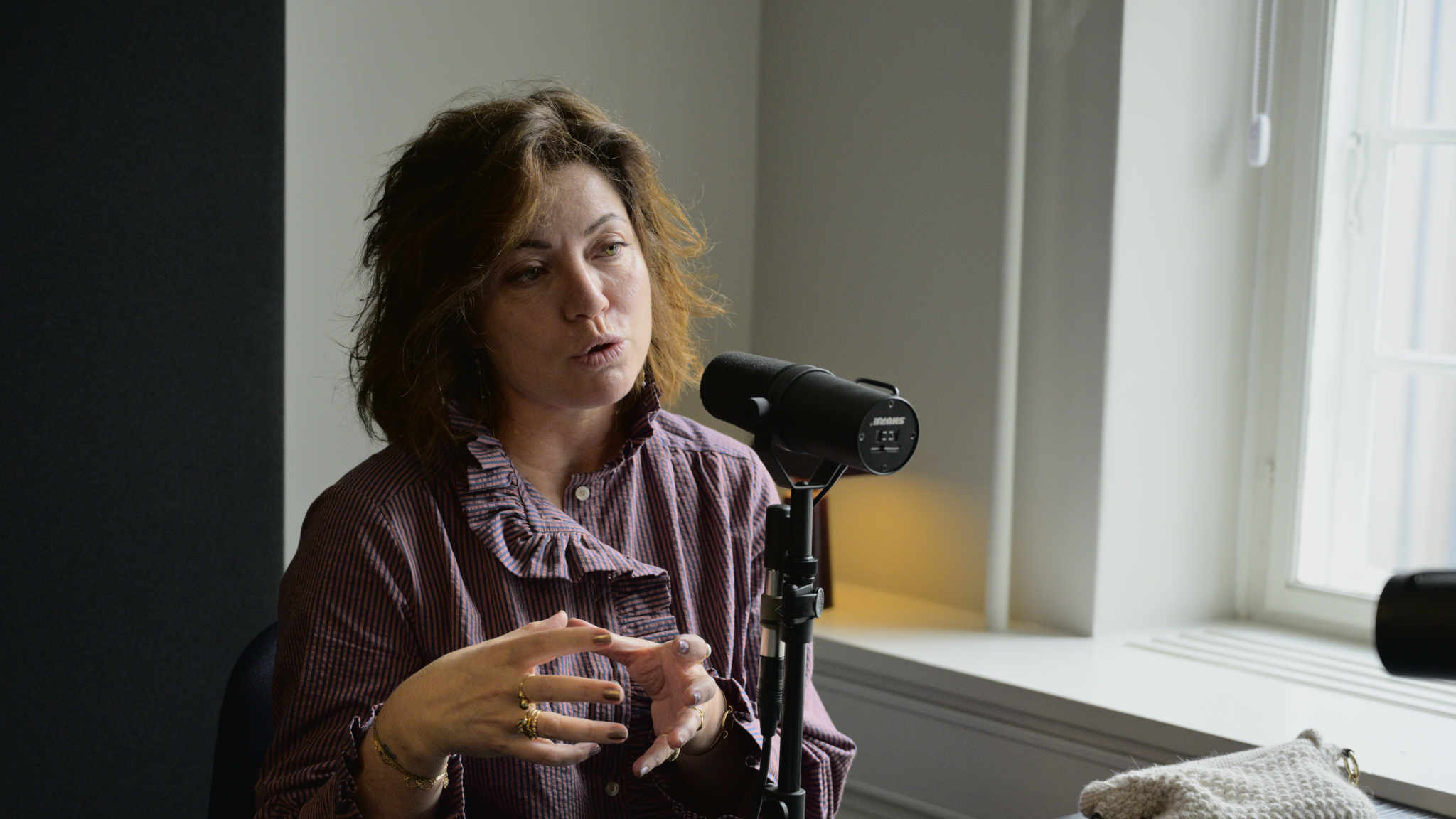 “Fie Hørby i studiet, hvor hun taler om relationel ledelse og betydningen af kontakt.”