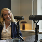 Maria Anker sidder i podcaststudiet og taler i mikrofon under optagelsen af Det, du leder efter