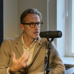 Gorm Rasmussen taler i mikrofon i bro fm-studiet under interview om ledelse af en familieejet virksomhed.