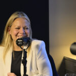 Marlene Holmgaard Fris taler i mikrofon i bro fm’s podcaststudie.