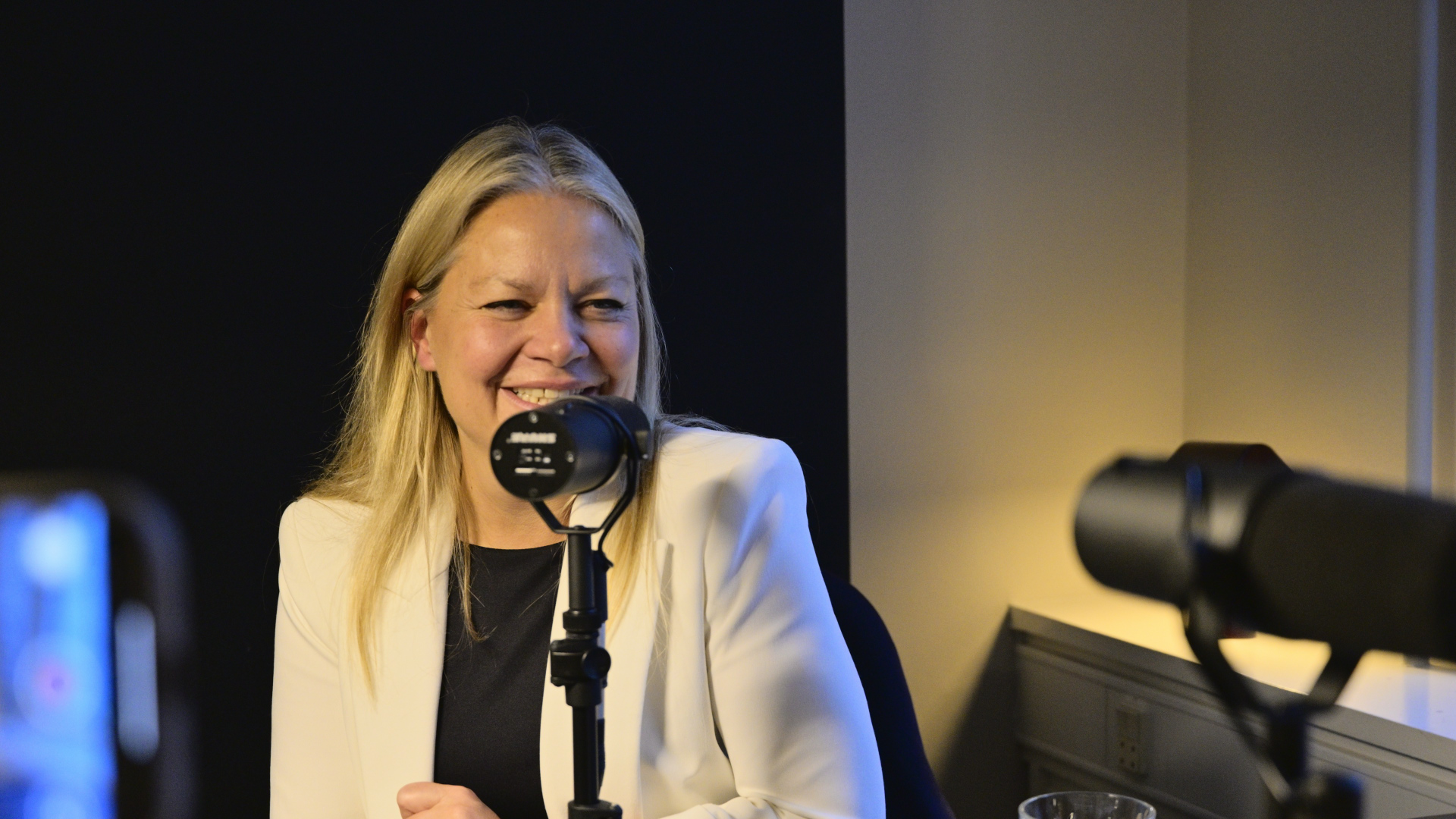 Marlene Holmgaard Fris taler i mikrofon i bro fm’s podcaststudie.