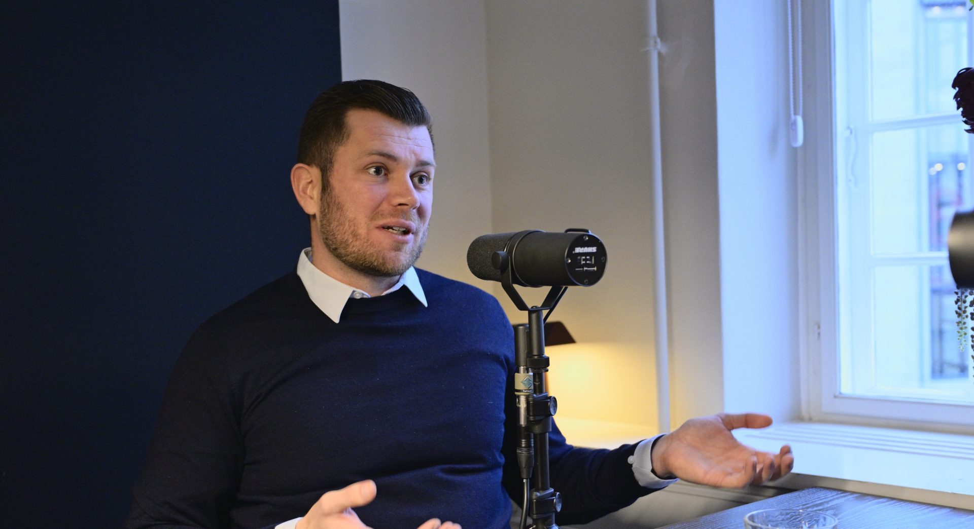 Helle Bro i samtale med Christian Qvick om at lede mennesker – ikke generationer – i en episode af bro fm.