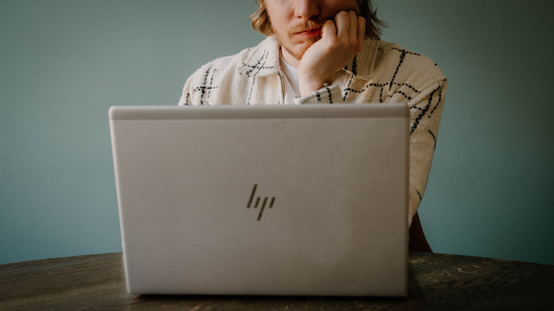 Penge tilbage i skat? Derfor er det en dårlig idé. Træt mand venter i online kø på computeren.