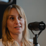 Tina Hørbye Christensen i bros podcaststudie under optagelsen af Det du leder efter, hvor hun fortæller om sin første tid som CEO.