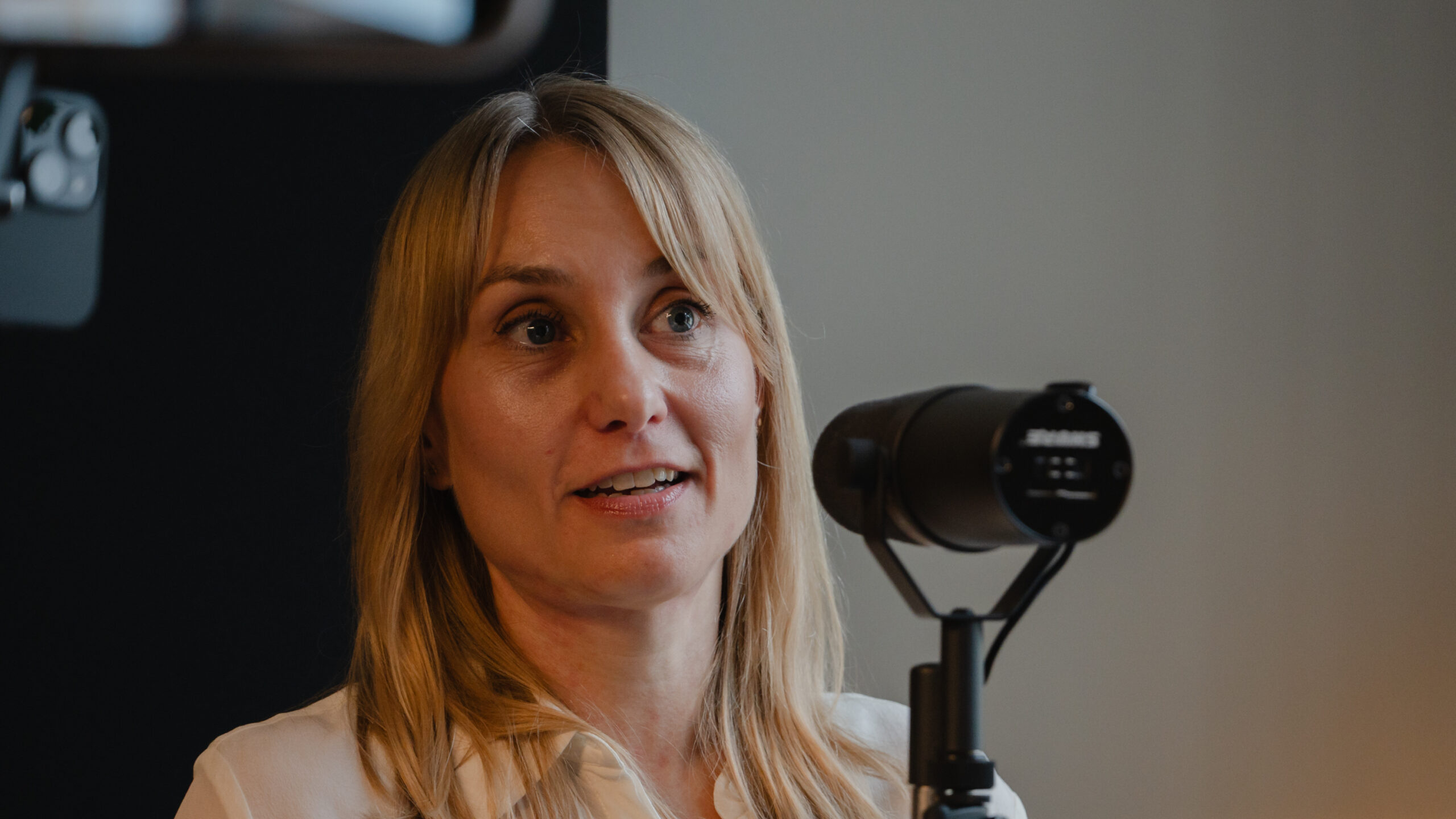 Tina Hørbye Christensen i bros podcaststudie under optagelsen af Det du leder efter, hvor hun fortæller om sin første tid som CEO.