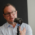 Jonas Dahl, regionsdirektør i Region Midtjylland, i bros podcaststudie under optagelsen af Det du leder efter.