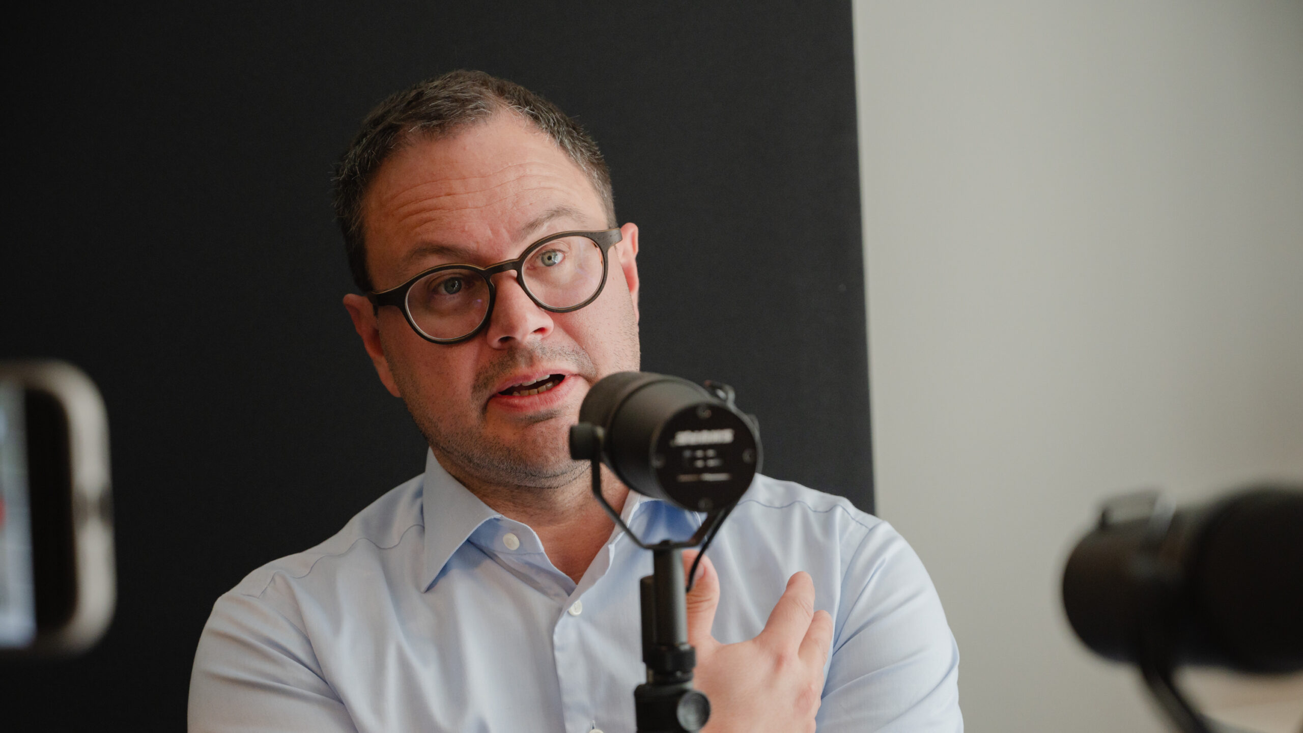 Jonas Dahl, regionsdirektør i Region Midtjylland, i bros podcaststudie under optagelsen af Det du leder efter.